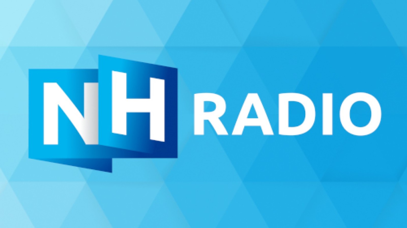 Logo van nh radio op een blauwe achtergrond.