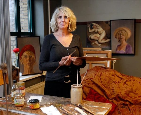 Foto van marianne snoek in haar atelier