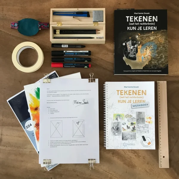 Rechterbrein Totaal Lespakket en instructieboekjes uitgestald op een houten tafel.